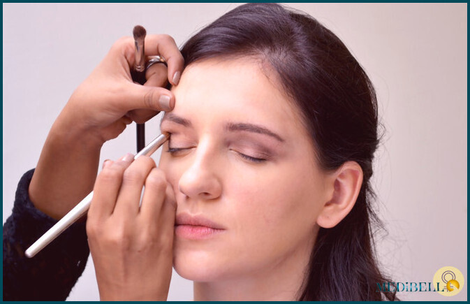 Paso 2 del tutorial de maquillaje de ojos de Angelina Jolie