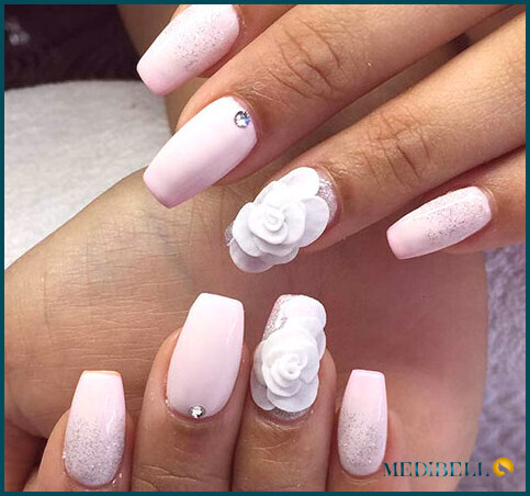 Diseño de uñas acrílicas con acento de flor blanca