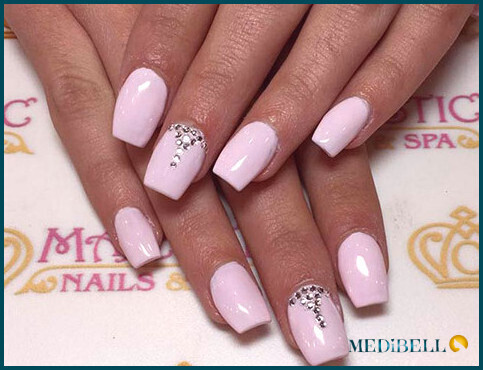 Diseño de uñas acrílicas enjoyadas rosa patel