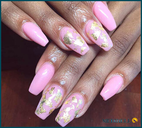 Diseño de uñas de acrílico rosa con lámina dorada.