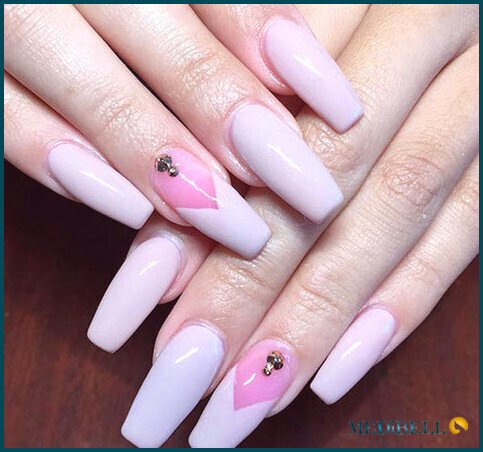 Diseño de uñas de acrílico rosa de dos tonos con detalles de joyas.