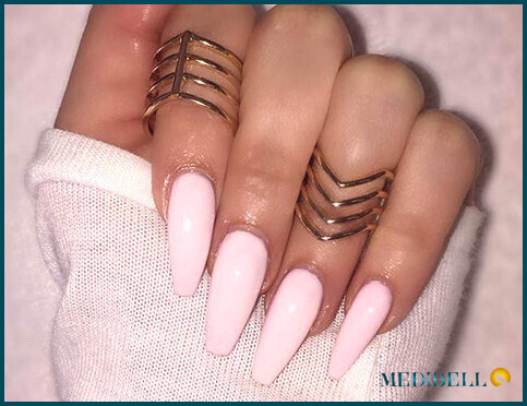 Elegante diseño de uñas acrílicas en rosa pastel.