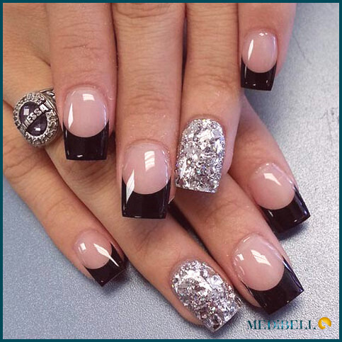 Diseño de uñas acrílicas con punta francesa negra en rosa y plata.