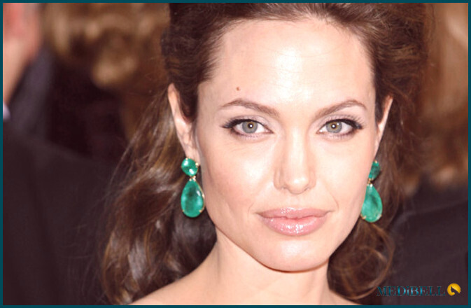 Angelina Jolie con cejas tatuadas