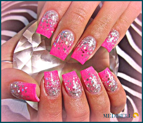 Diseño de uñas acrílicas con purpurina rosa y plata.