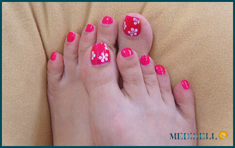 Arte de uñas con flores de cinco puntos para los dedos de los pies.