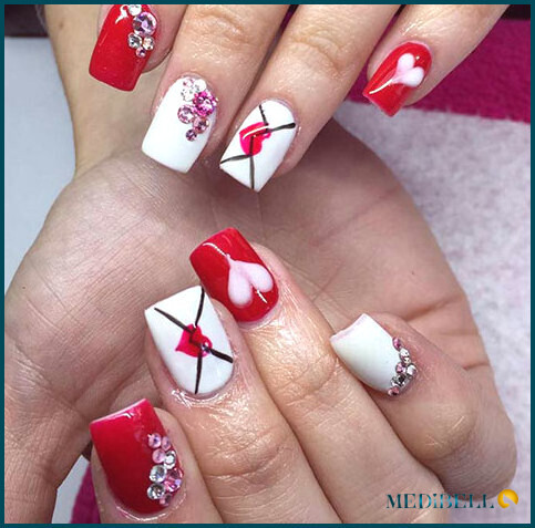 Diseño de uñas acrílicas con letras de amor rosa y rojo.