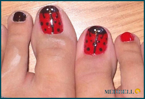 Arte de uñas Lady Bug para los dedos de los pies.