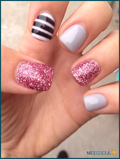 Diseño de uñas acrílicas cortas con brillo gris y rosa.