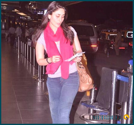 Kareena Kapoor sin maquillaje revisando pasaporte en el aeropuerto