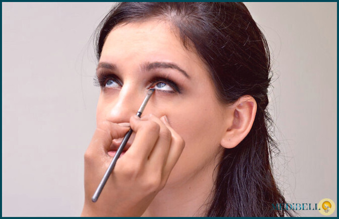 Paso 6 del tutorial de maquillaje de ojos de Angelina Jolie6
