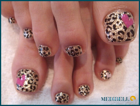 Arte de uñas con estampado de leopardo para los dedos de los pies.