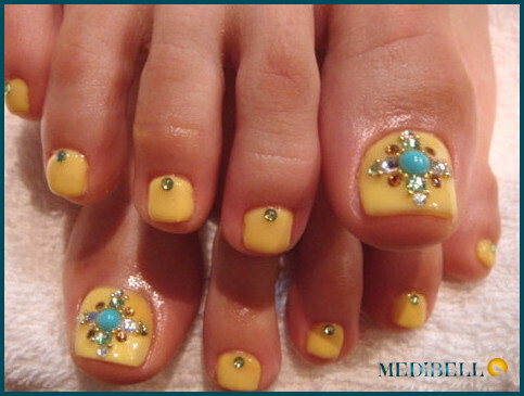 Bindis o arte de uñas de pedrería para los dedos de los pies.