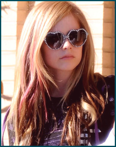 Avril Lavigne sin maquillaje luciendo hermosos lentes