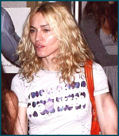 Madonna sin maquillaje con un look casual chic