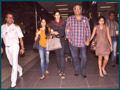 Sridevi sin maquillaje en el aeropuerto internacional de Mumbai