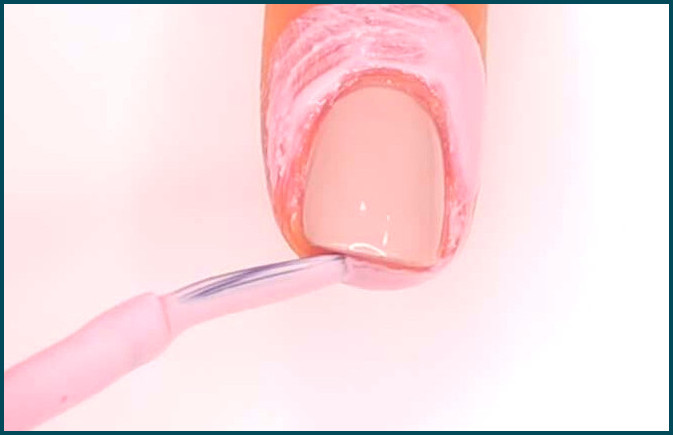 El paso 3 del proceso de uñas ombre es aplicar cinta de látex líquido a las cutículas