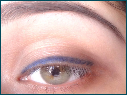 Paso 2 de aplicar delineador de ojos azul