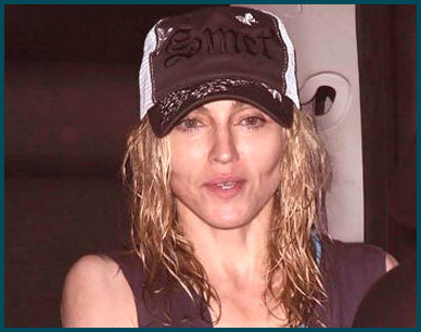 Madonna sin maquillaje con un look sencillo