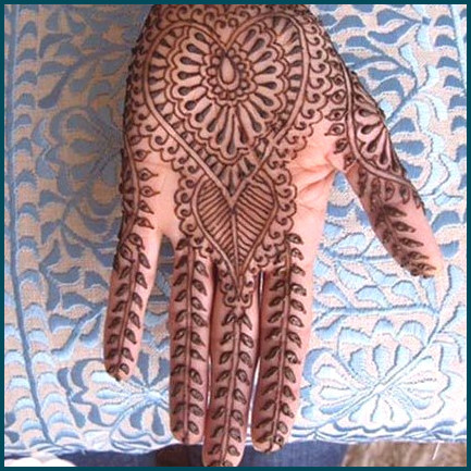 Diseño de henna de corazón con patrón de remolinos y hojas.