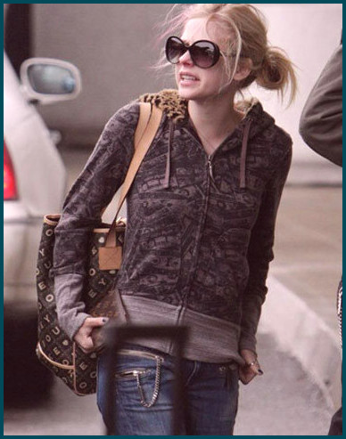 El magnífico look de aeropuerto de Avril Lavigne sin maquillaje