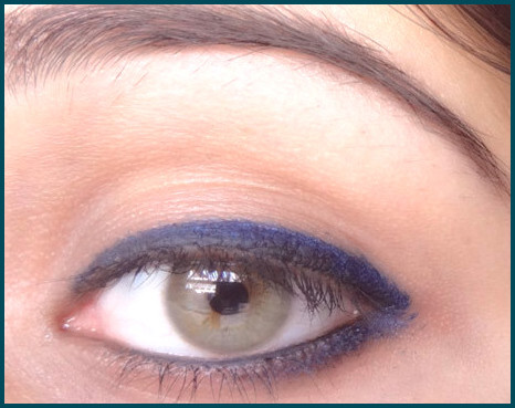 Paso 6 de aplicación de delineador de ojos azul