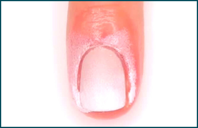 Repita los pasos de aplicar el esmalte en la esponja y estampar en las uñas.