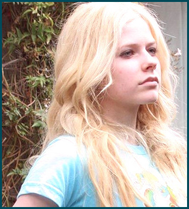 La fiestera Avril Lavigne sin maquillaje