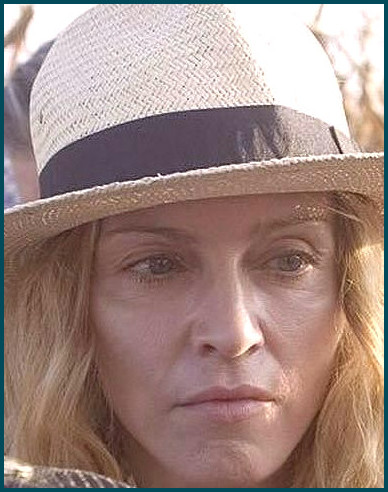 Madonna sin maquillaje con un sombrero blanco para el sol