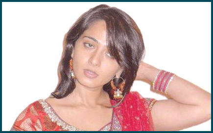 Anushka Shetty sin maquillaje en un impresionante kurta granate