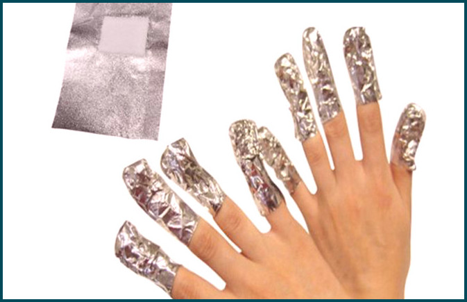 Retire las uñas acrílicas con papel de aluminio.