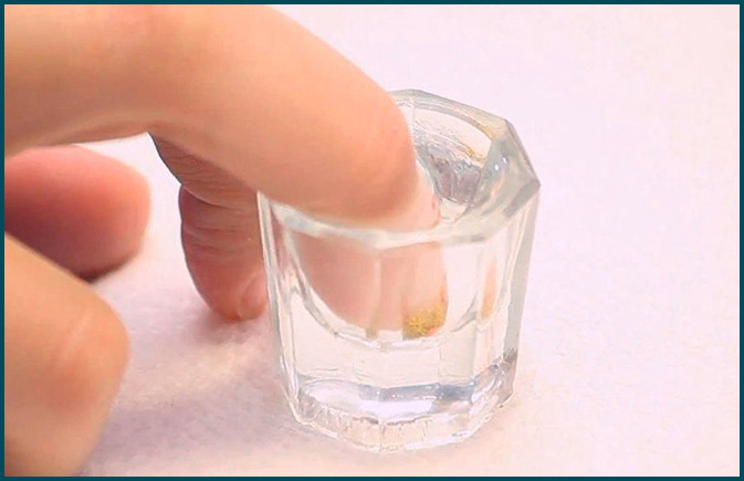 Elimina las uñas acrílicas con quitaesmalte sin acetona
