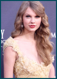Taylor Swift con maquillaje de ojos ahumados