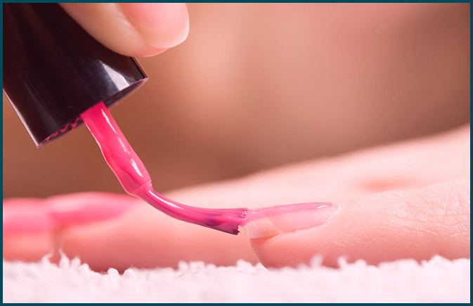 Cómo evitar las burbujas en el esmalte de uñas paso 5