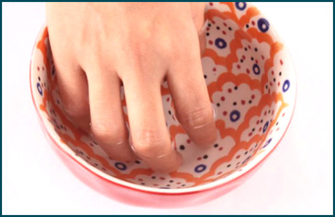 Retire las uñas acrílicas con agua tibia.