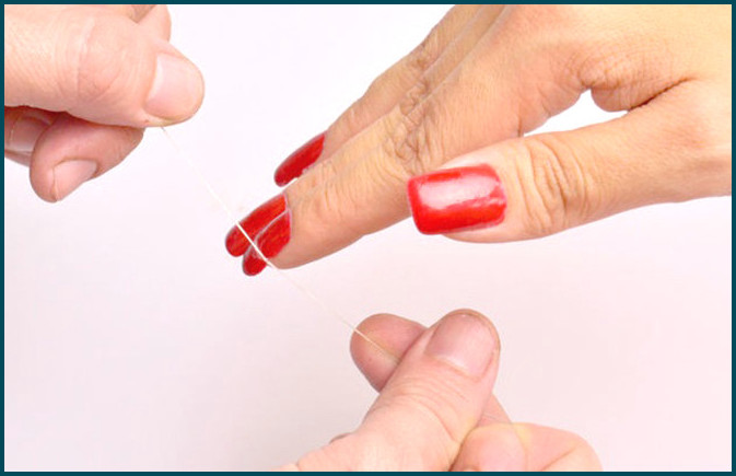 Retire las uñas acrílicas con hilo dental