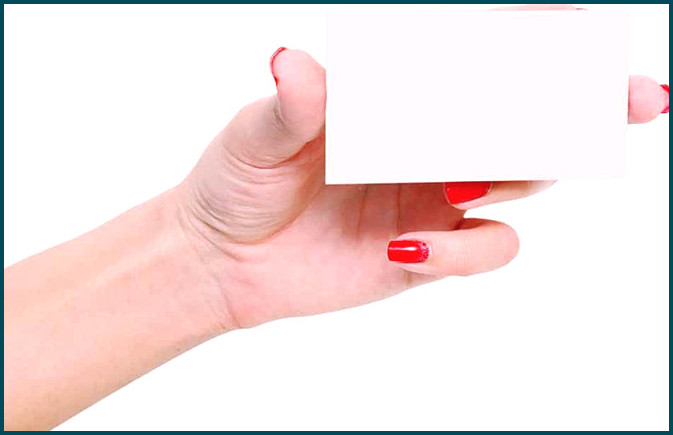 Quitar uñas acrílicas con tarjeta de presentación plastificada