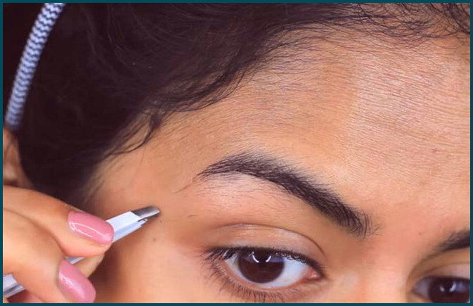 Step 2 to tweeze your eyebrows at home