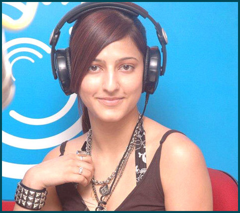 Shruti Hassan sin maquillaje en una estación de radio