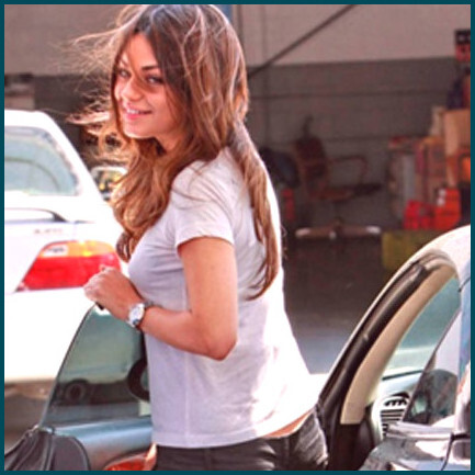 Foto de Mila Kunis sin maquillaje saliendo del auto